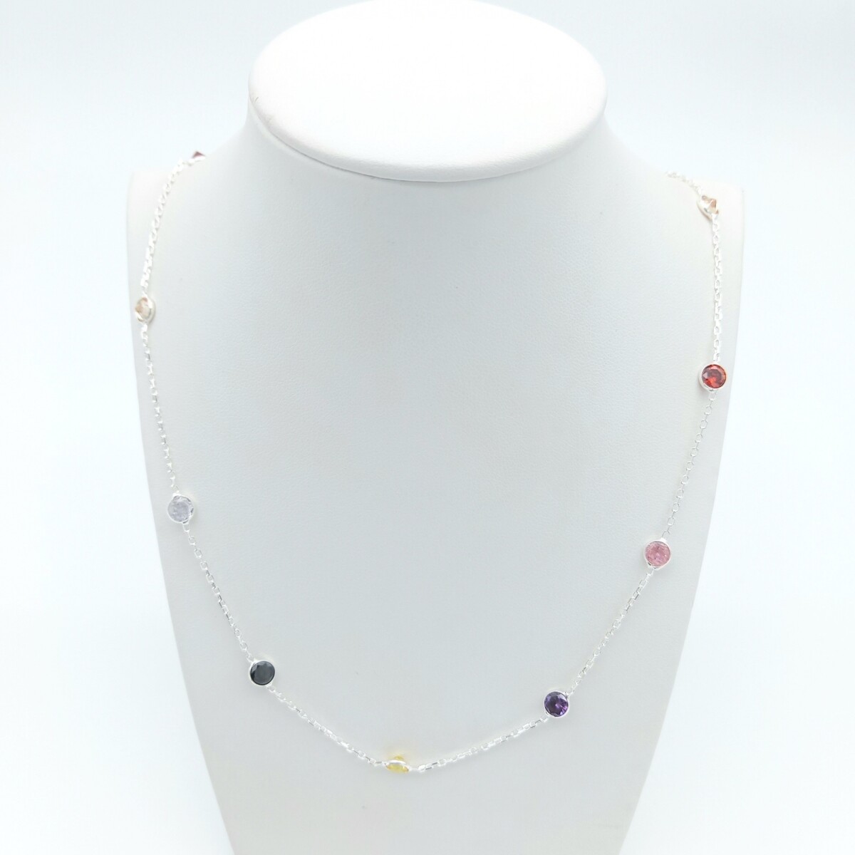 Gargantilla de plata 925 con punto de luz multicolor. 