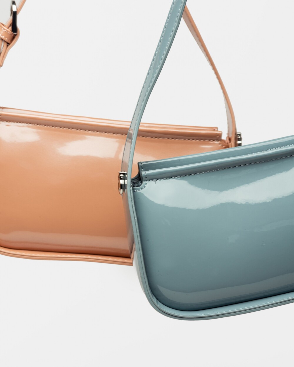 Cartera al hombro Leaf en efecto cuero charol Celeste