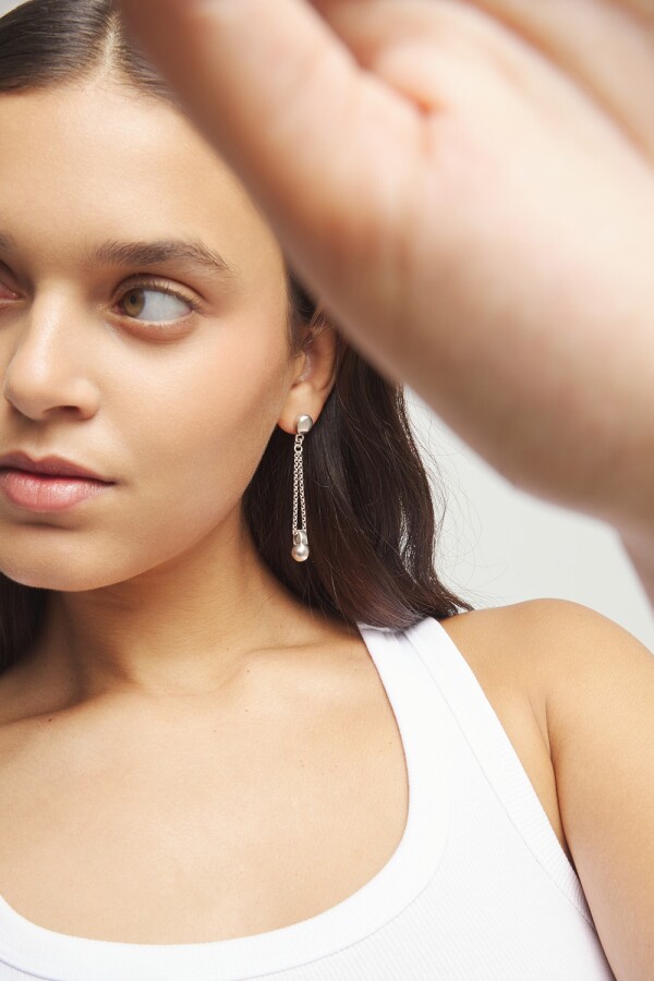 PENDIENTES DE ALEACIÓN DE METALES BAÑADOS EN PLATA DE LEY CON CADENA LARGA Y DETALLE DE BOLA Pendiente