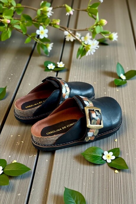 Sandalias SAKI Negras Línea Ottenta Con Hebilla Y Arte Carolina De Cunto Pintado A Mano Sandalias SAKI Negras Línea Ottenta Con Hebilla Y Arte Carolina De Cunto Pintado A Mano