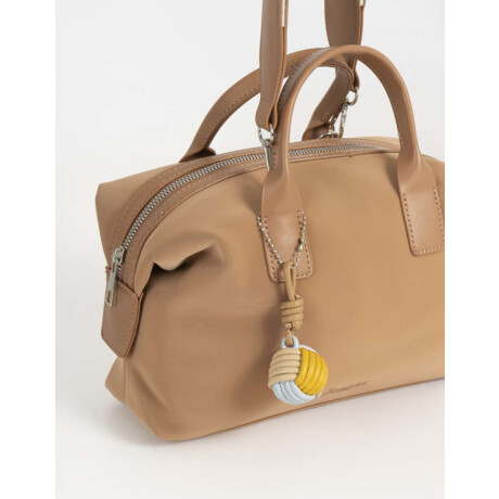 Cartera Bowling Con Charm Marron Camel