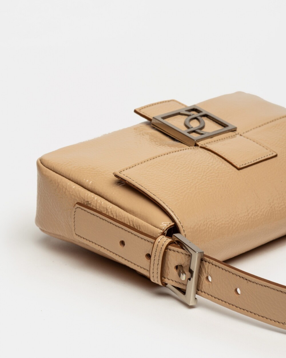 Cartera al hombro Signature en cuero charol Camel