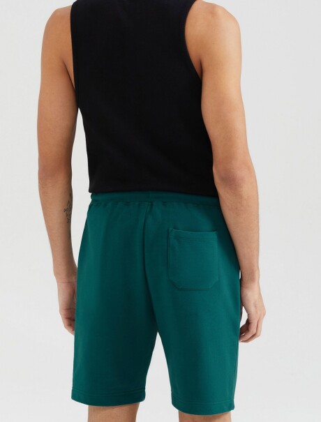 BERMUDA BÁSICA MASCULINA CON ELÁSTICO VERDE