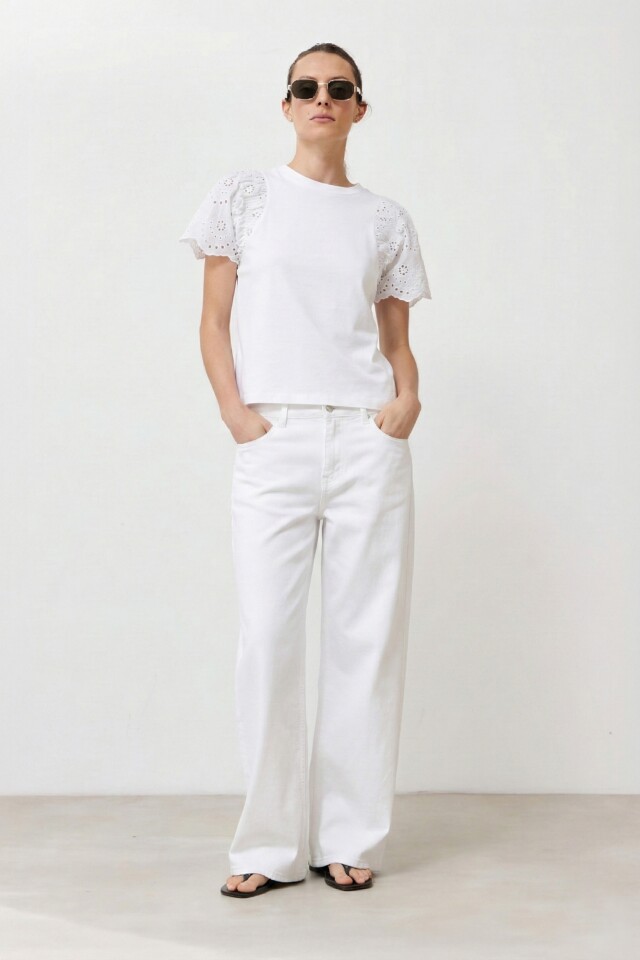 Remera con mangas de broderie blanco