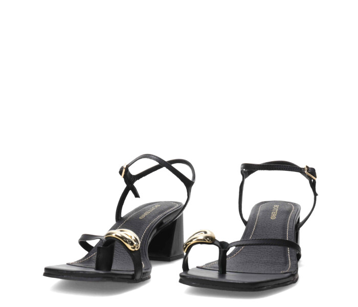 Sandalia tiras finas y aplique metalico Preto
