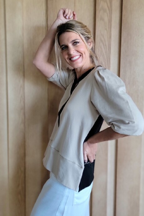 Remera Dalia Combinada beige con negro