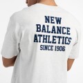 Remera New Balance de Hombre - Varsity Graphic - MT51526AHH GREY