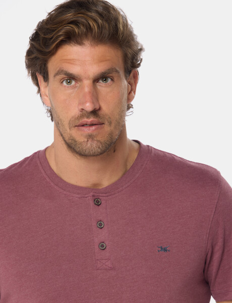 REMERA LISA CON BOTONES Bordo