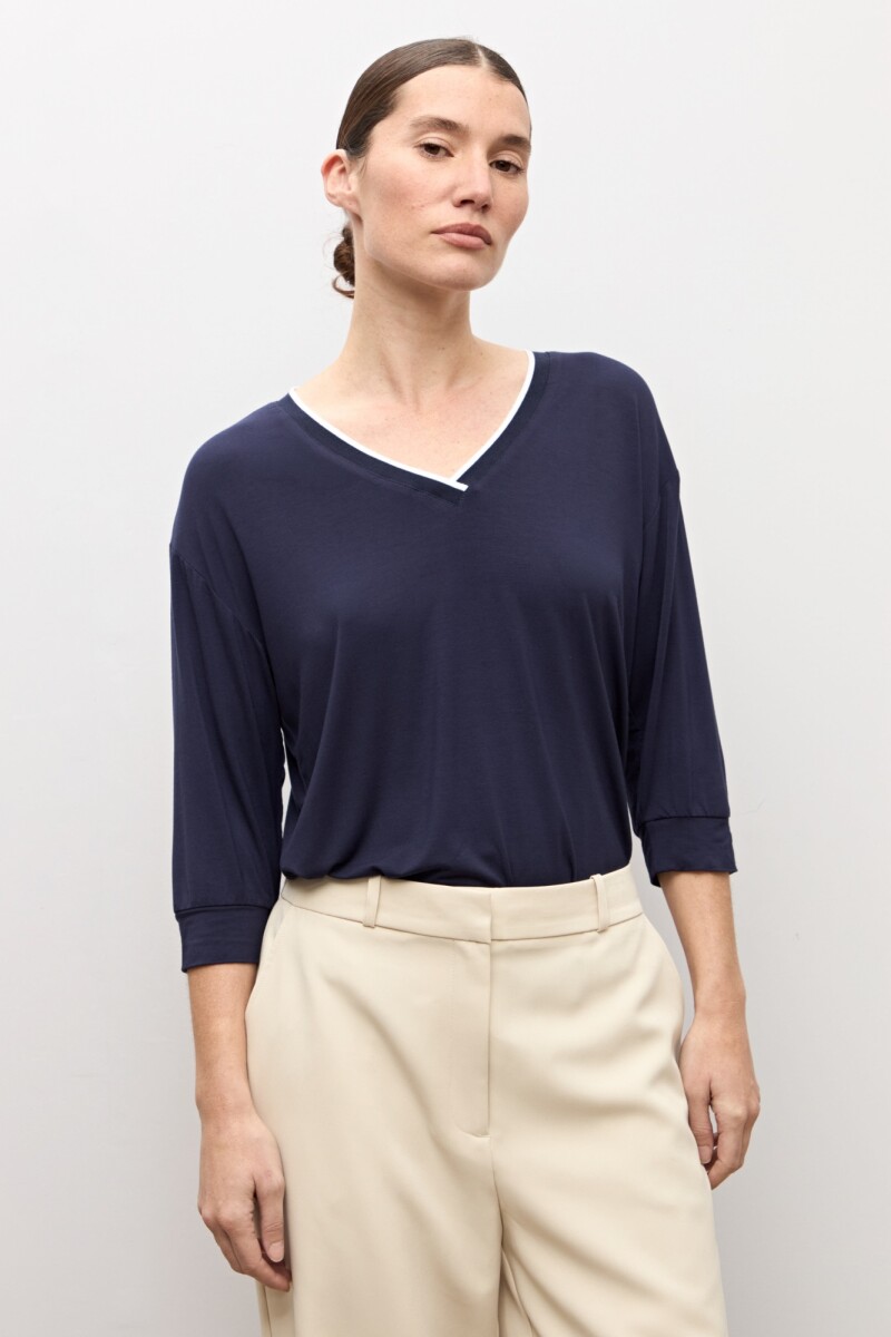 Remera escote V azul marino