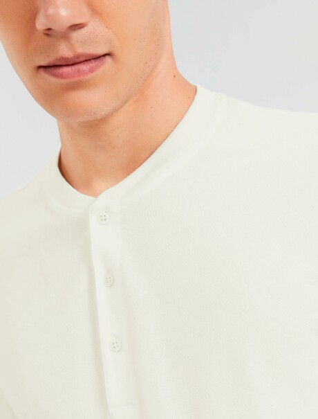 CAMISETA BÁSICA DE BOTONES BEIGE