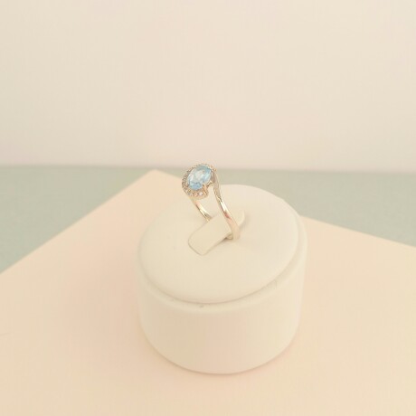 Anillo de plata 925 con topacio celeste y circonias. Anillo de plata 925 con topacio celeste y circonias.