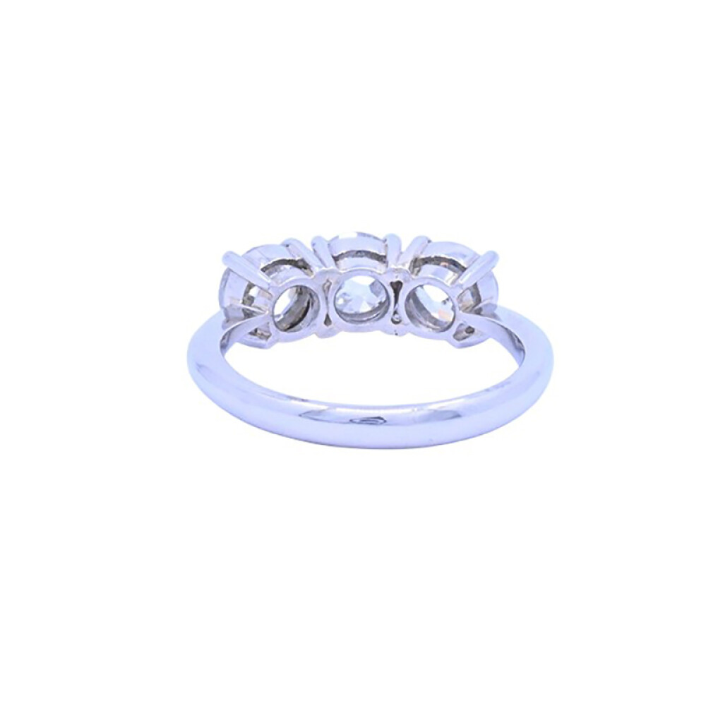 Anillo platino y 3 brillantes. Anillo platino y 3 brillantes.