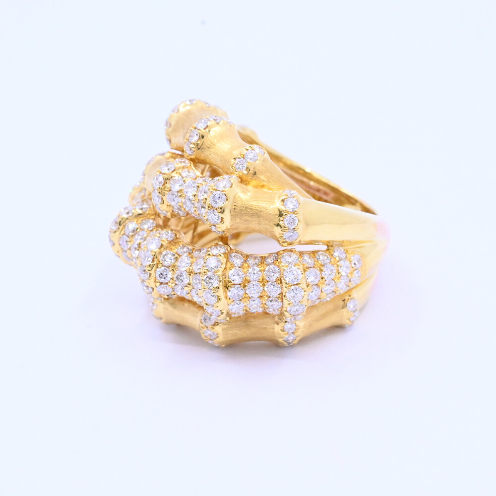 Anillo oro 18k con brillantes. Anillo oro 18k con brillantes.