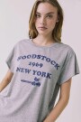 REMERA WOODSTOCK 1969 Gris