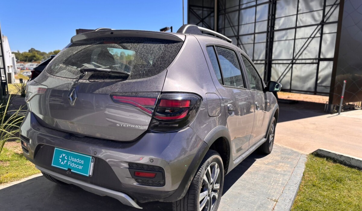 Renault Stepway Intense 1.6 CVT - 2022 Renault Stepway Intense 1.6 CVT - 2022