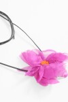 Collar cordón flor petálos mostacilla fucsia