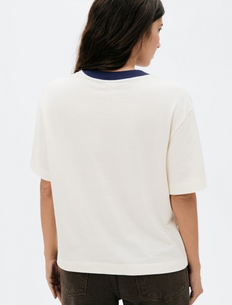 CAMISETA FEMENINA CON ESTAMPA BEIGE