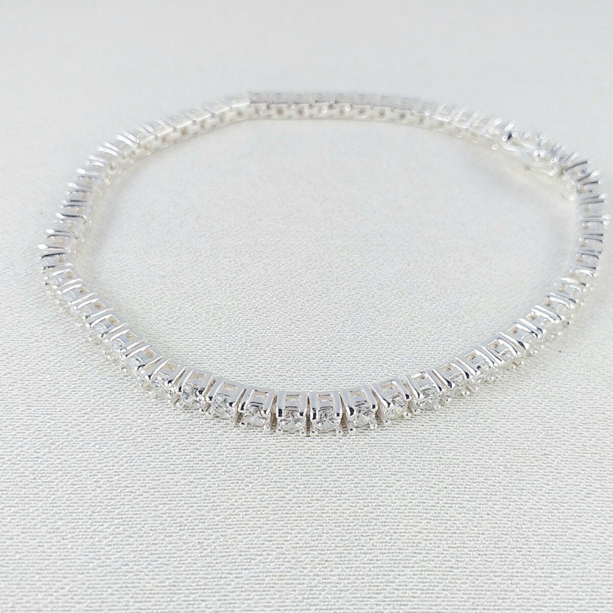 Pulsera de plata 925 estilo princesa de circonias 3 mm, cierre de caja y doble ocho con baño de oro gris. 