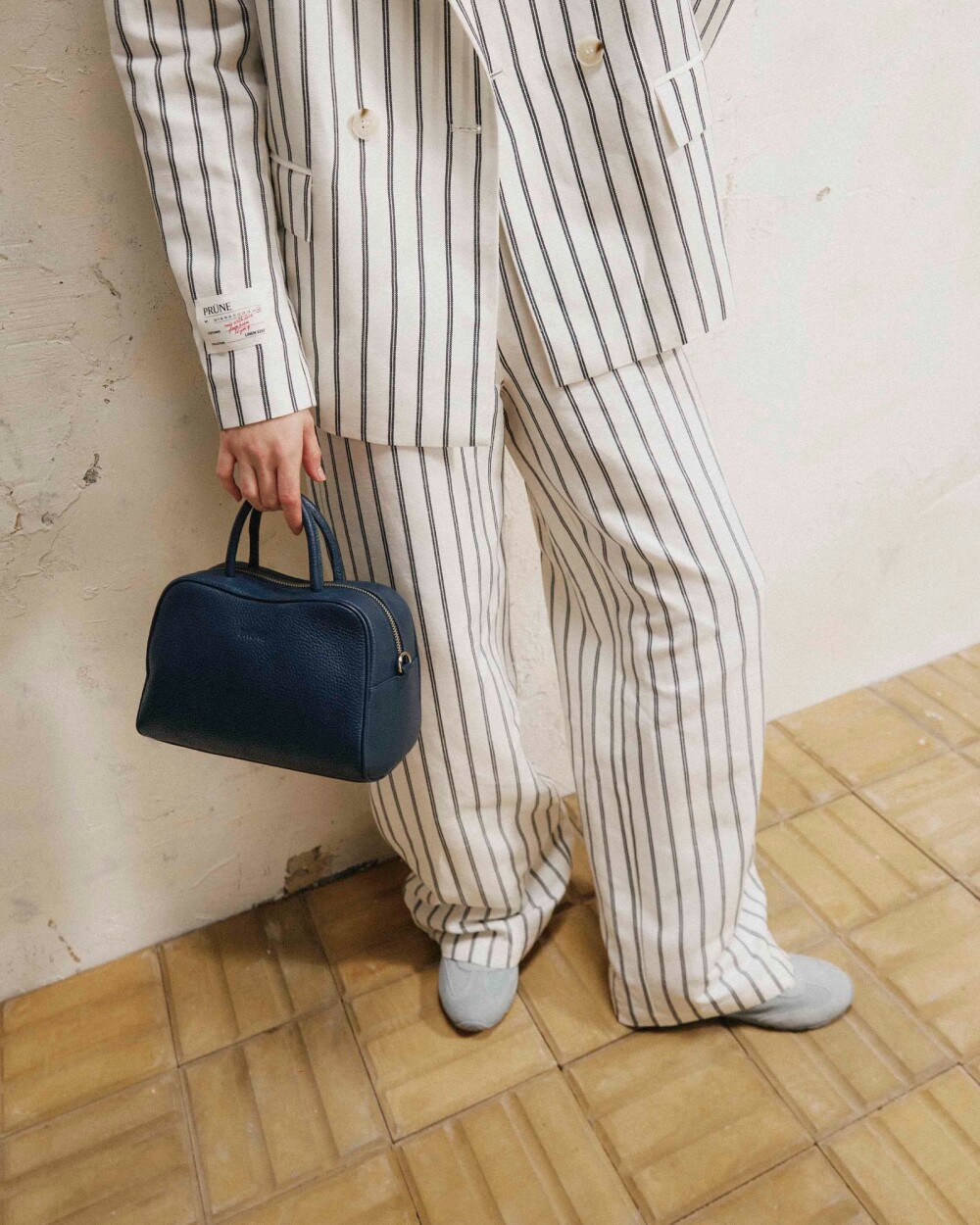 Cartera de mano The Club en cuero graneado Marine Blue