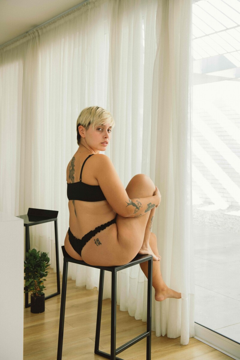 Vedetina Cata Less – Algodón suave con frunces, fresca y divertida Negro