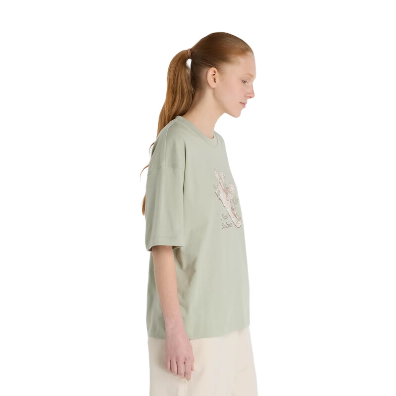 Remera New Balance Flower Shoe - Verde Remera New Balance Flower Shoe - Verde