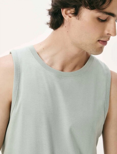 MUSCULOSA BÁSICA WORLD VERDE