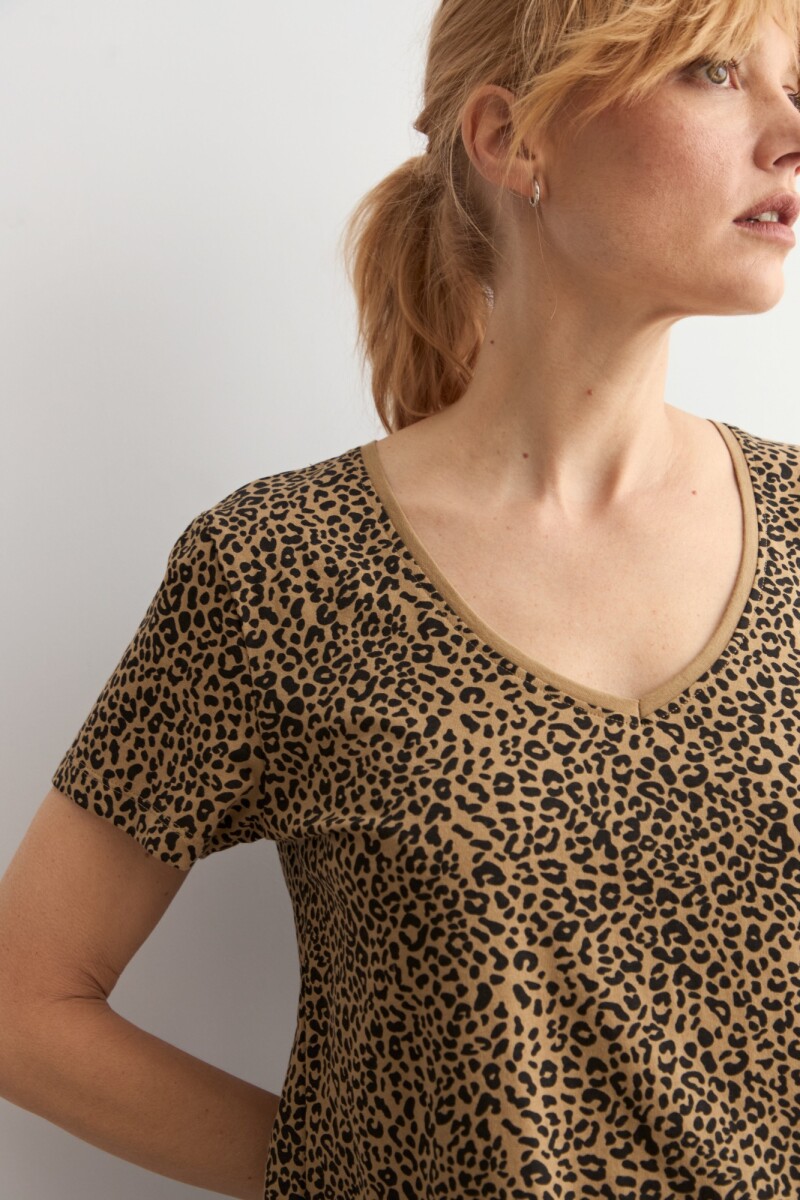 Remera escote en V animal print tostado