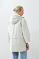 Campera impermeable con capucha plegable gris claro