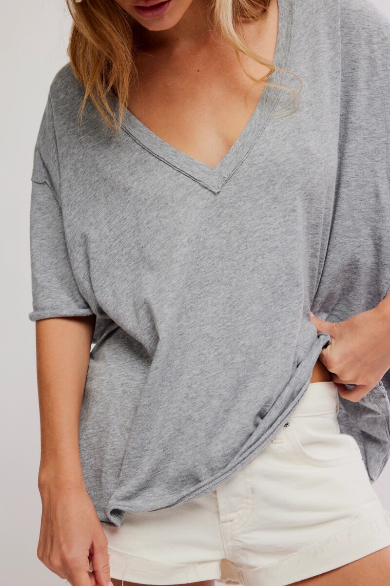 REMERA NINA V Gris