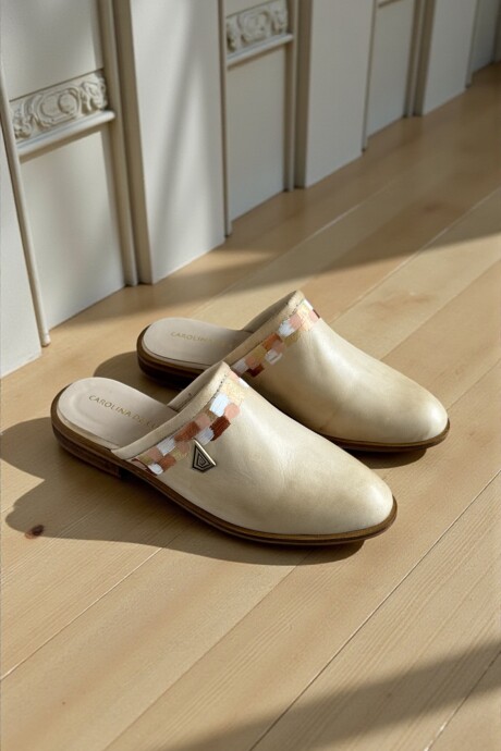 Sandalias LIA Natural Línea Ottenta Con Arte Sandalias LIA Natural Línea Ottenta Con Arte