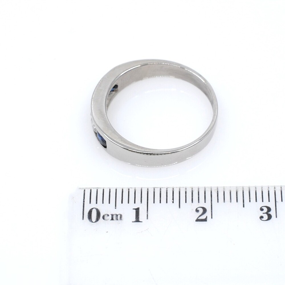 Anillo medio sin fin en oro 18k blanco, brillantes y zafiros. Anillo medio sin fin en oro 18k blanco, brillantes y zafiros.