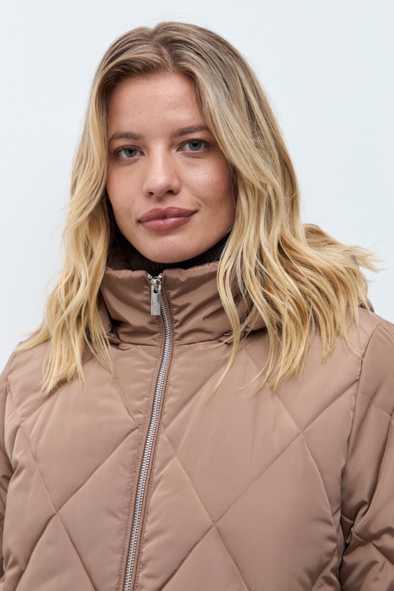 Campera capitoneada con capucha tostado
