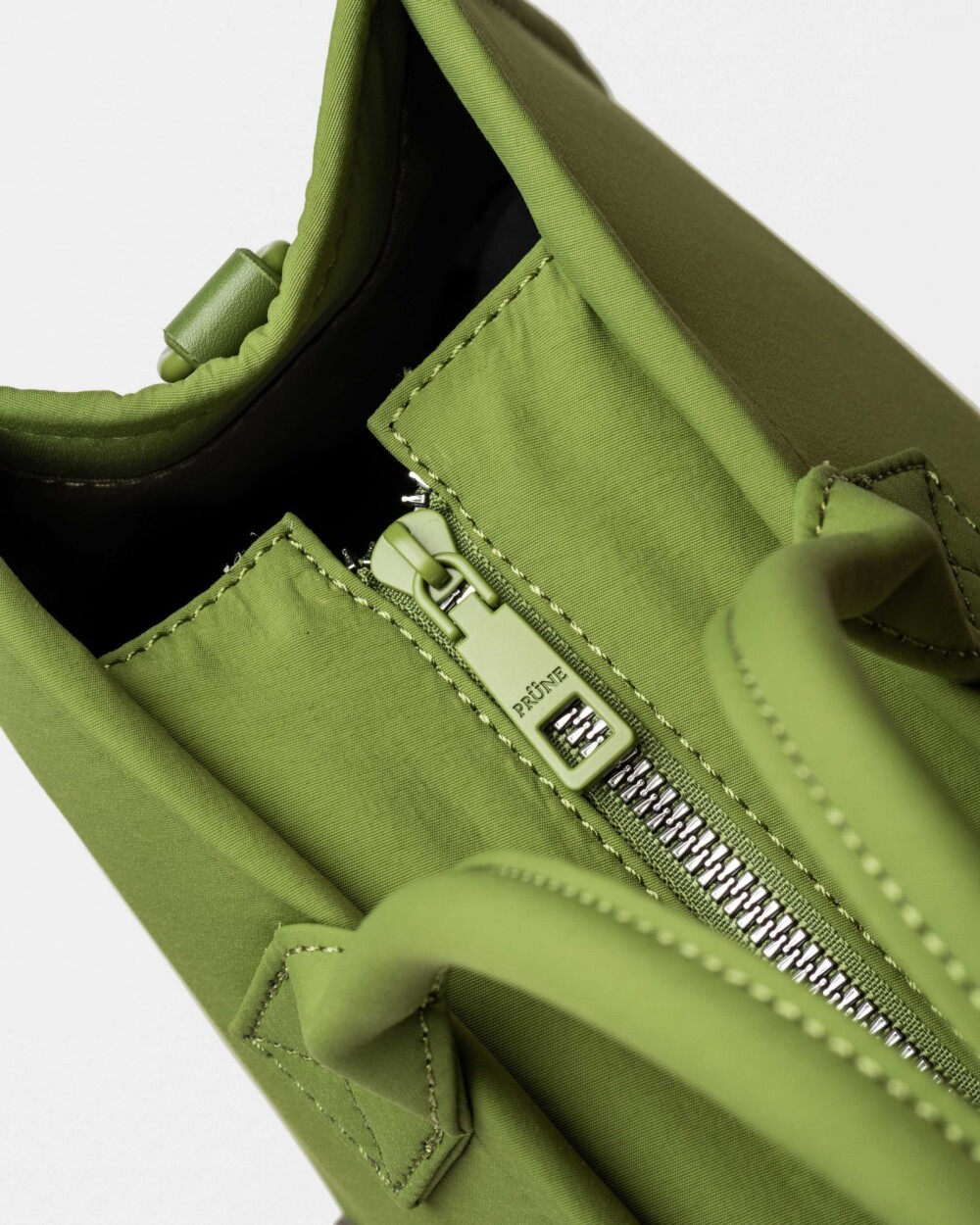 Cartera de mano Elena en nylon Verde