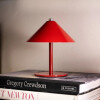 Lámpara de mesa cónica metálica roja