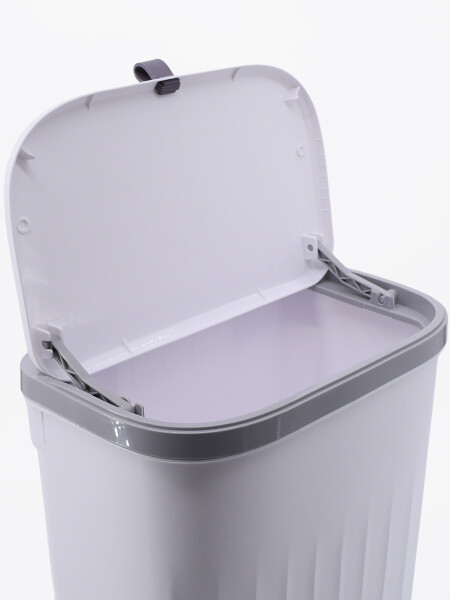 CUBO DE BASURA PARED BLANCO