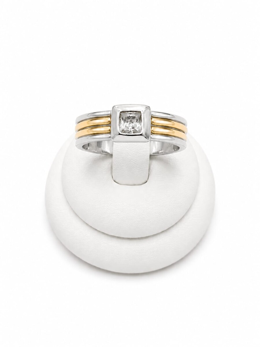 Anillo con Zirconia talla carre al centro 