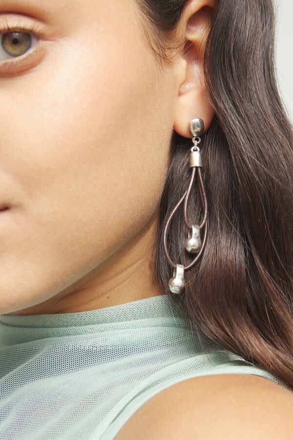 PENDIENTES DE CUERO LARGO DOBLE CON DETALLE DE BOLA DE ALEACIÓN DE METALES BAÑADA EN PLATA DE LEY Pendiente