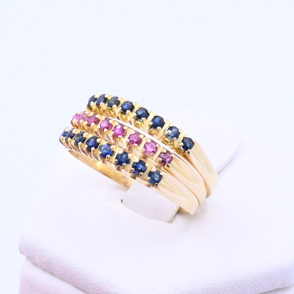 Anillo oro 18k triple con zafiros azules y rubíes. Anillo oro 18k triple con zafiros azules y rubíes.