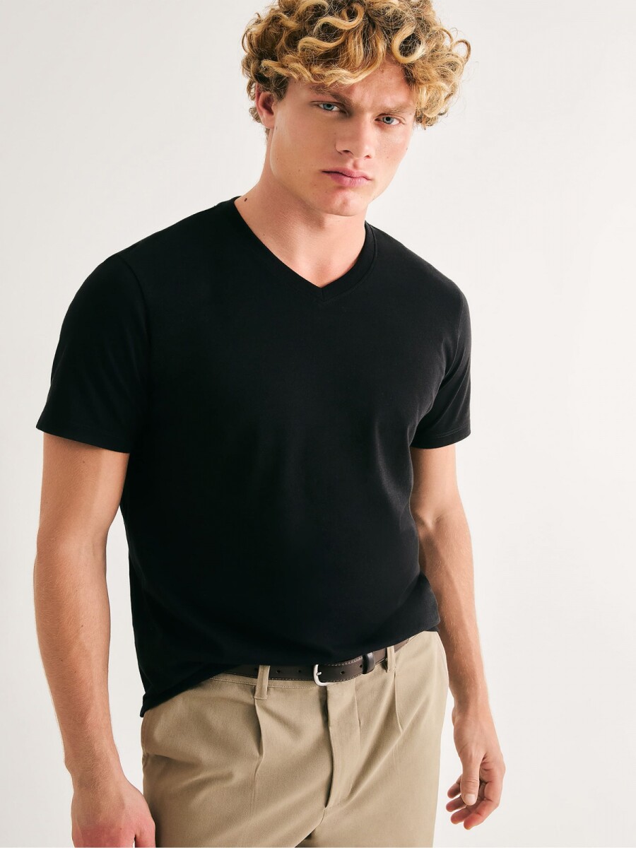 CAMISETA BÁSICA MANGA CORTA CUELLO EN V - NEGRO 
