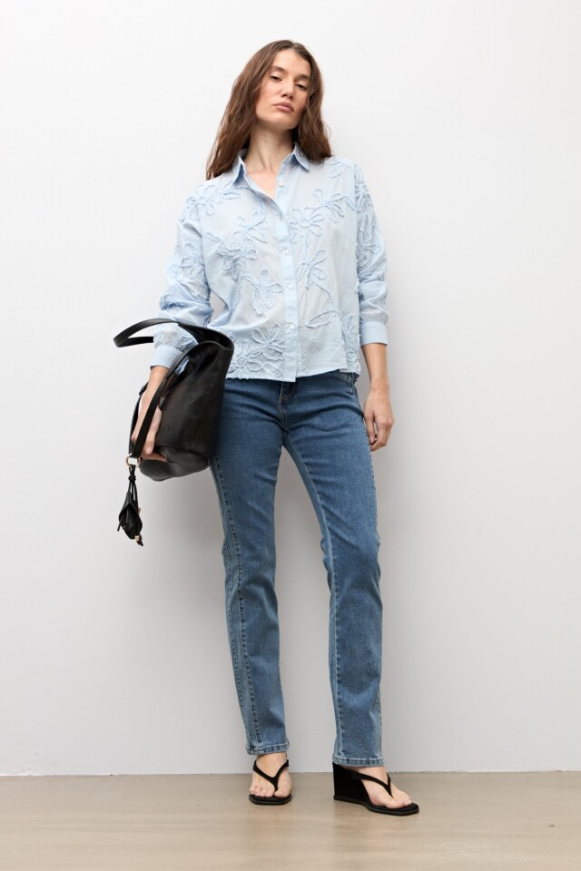 Camisa apliques florales celeste