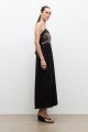 Maxi vestido con bordado negro