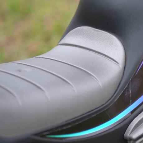 Moto A Batería Con Reversa Luces Y Sonido + Casco Negro