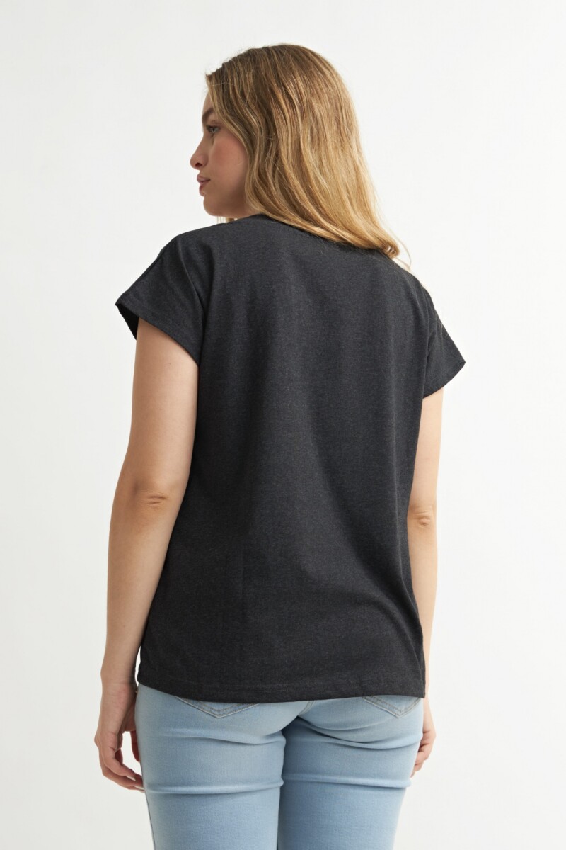 Remera escote en V NEGRO