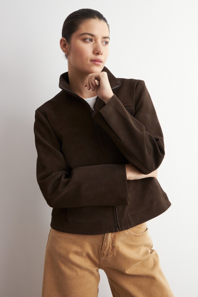 Chaqueta eco cuero con cierre chocolate