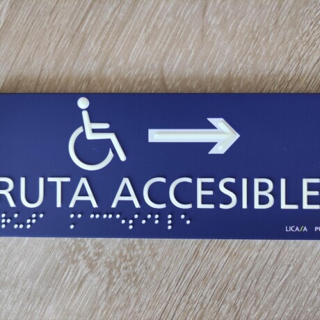 Señalética Ruta Accesible en Braille y Altorrelieve DERECHA