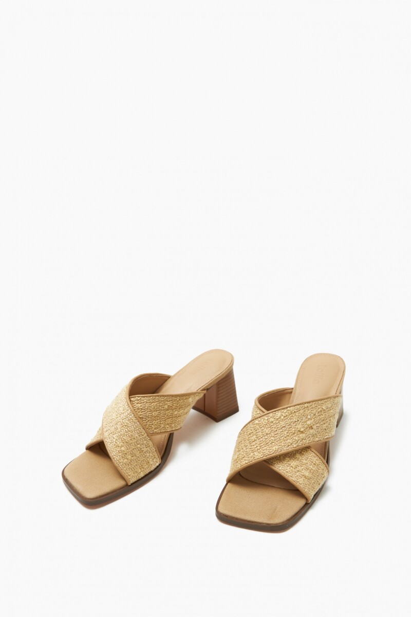 Sandalia cruzada con taco beige