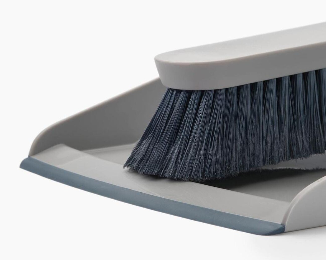 Set Pala y Cepillo CleanTech™ con Soporte Mural Joseph Joseph - PREVENTA Set Pala y Cepillo CleanTech™ con Soporte Mural Joseph Joseph - PREVENTA