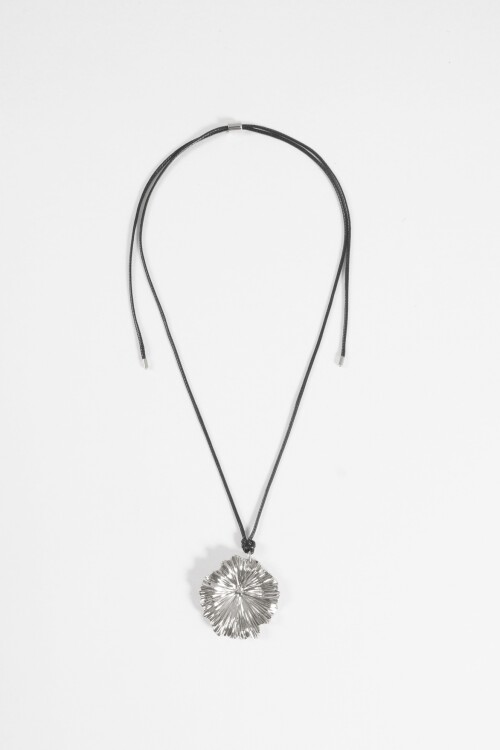 Collar cordón flor plateado
