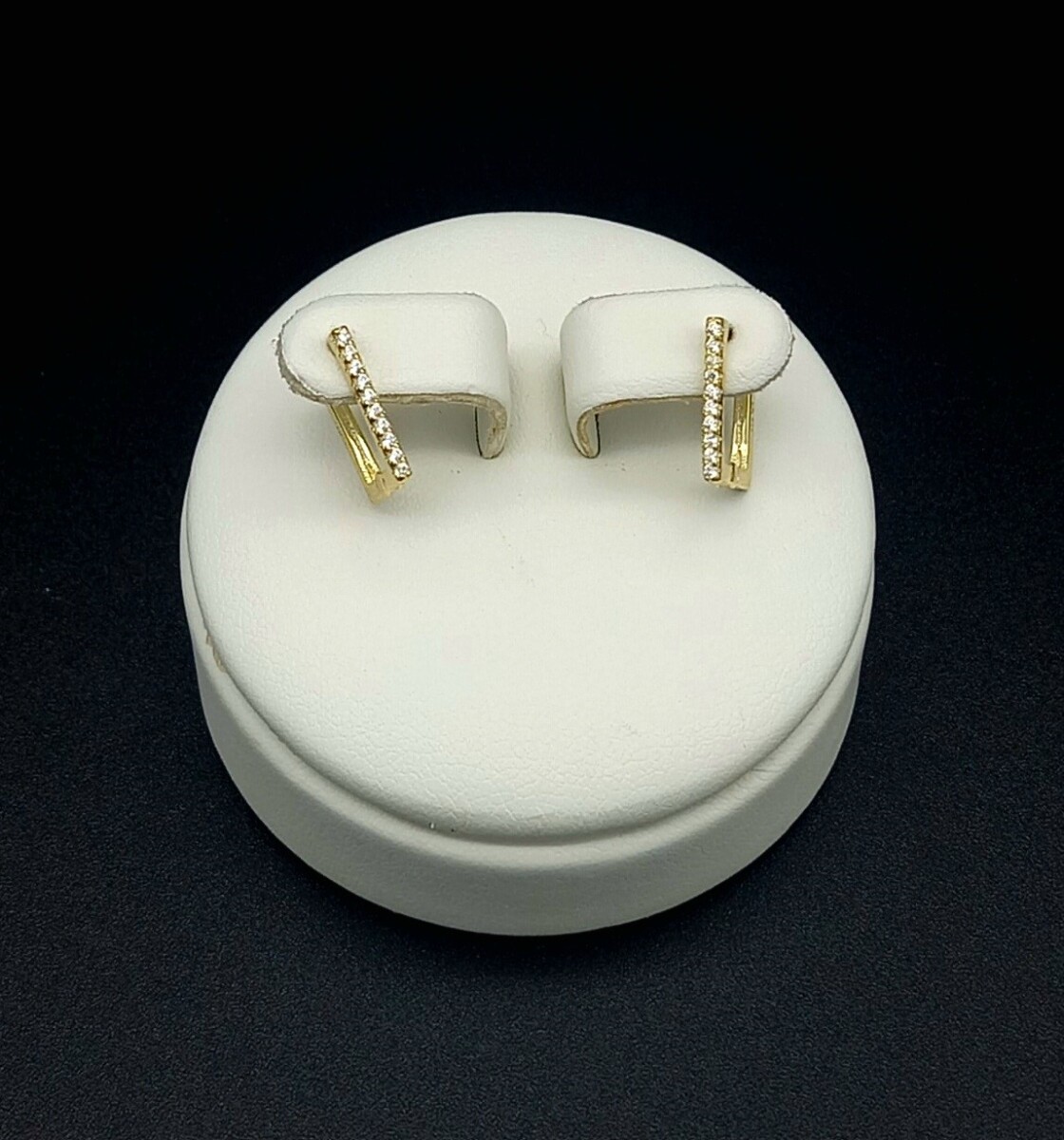 Par de aros de plata 925 con baño de oro amarillo y circonias. 