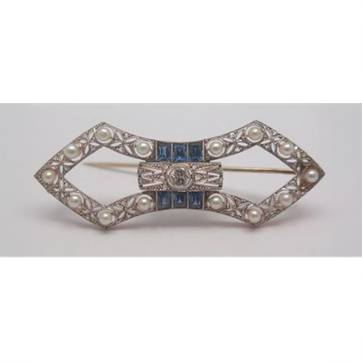 Prendedor Oro 18K Con Perlas Naturales, Brillante Central, Diamantes Y Zafiros Sintéticos 
